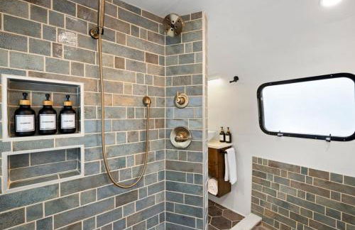 Airstream w Bathtub, River, & Hot Tub - Foto 9