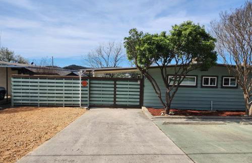 Hilltop Lakeview Hideaway- 2BR 2BATH with romantic sunsets - Foto 53