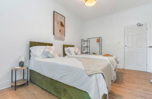 Stylish 4Bed Executive Stay WiFi and Parking - Photo 6