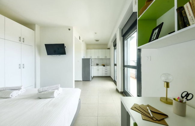 Studio apt w balcony and Kitchen - Photo 10