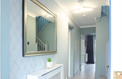 Huntsfield House- Stunning Modern 4 Bedroom House Suitable for Work and Leisure Stays - Foto 33