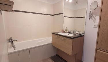 Gerland T2 standing - balcon - parking privé souterrain - Foto 2