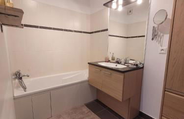 Gerland T2 standing - balcon - parking privé souterrain - Foto 2