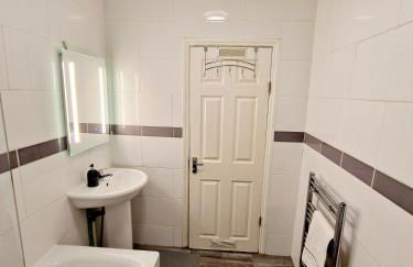 Lovely Ground Floor Home with High Ceiling and a Private Garden with Deck by Earl's Court Station - Photo 21