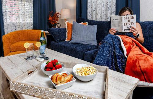 NEW Steps to Downtown - 7 Mins to Beach & Free Parking - Foto 8