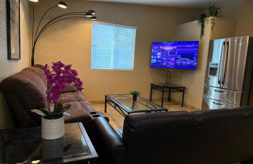 3 Bedroom, 2 Bath Whole House, ASU, Tempe, Scottsdale on Light Rail - Photo 4