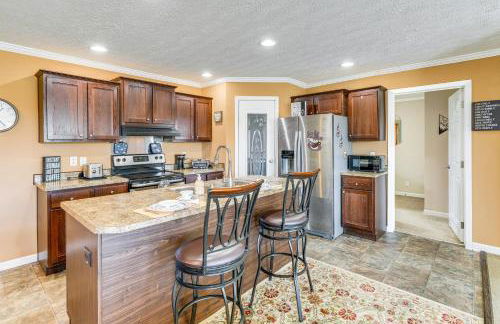 Near Hiking! Mtn-View Midway Home with Deck - Foto 7