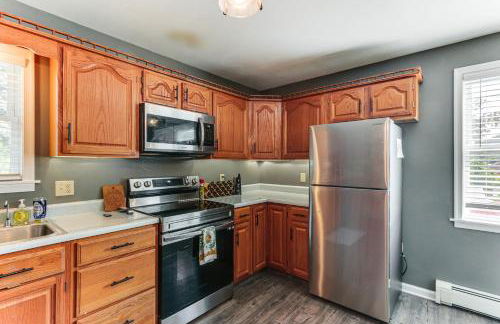 Walk to Town Charming Unit with Balcony in Bedford! - Foto 9