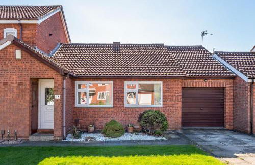 14 Acomb Wood Drive Peaceful 2-Bed Home in York with Free Parking - Pass the Keys - Photo 26