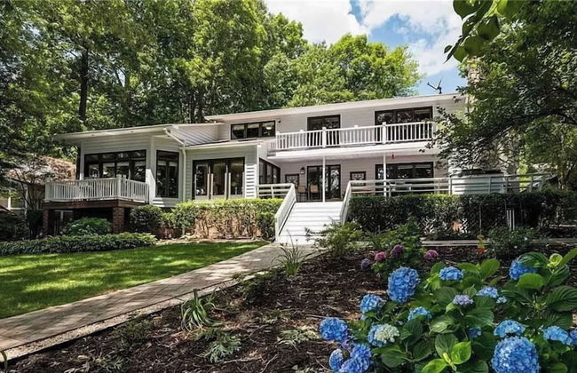 Lakefront Home Private Dock, Tiki Bar, Firepit Shore to Please by Avantstay - Foto 16