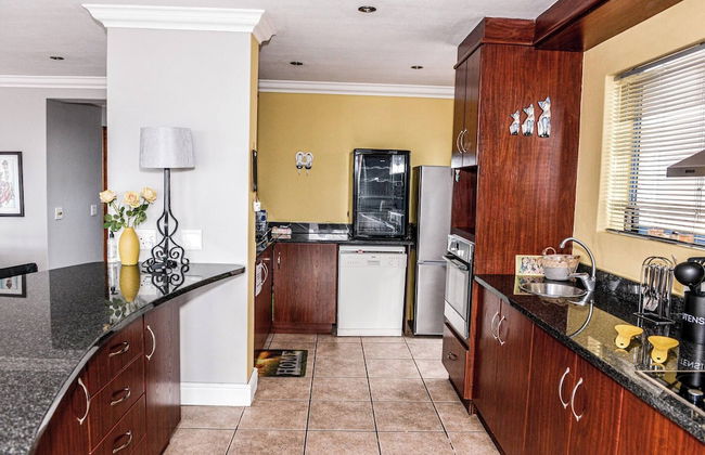 Charis to Theo - Relax in Style at This 3-bedroomed Langebaan Holiday House - Foto 2