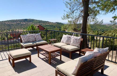 Chalet a estrenar, espectaculares vistas a la montaña - Foto 14