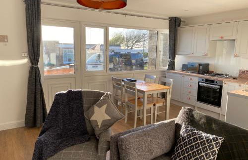 Bay - Brambles Chine, Colwell Bay - 5 star WiFi - Short walk to The Hut and beach - 1 night stays available - Ferry offers - Photo 5