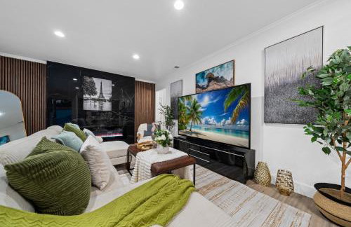 Entire Private Home with 4 Bedrooms 2 Bathrooms, Hot Tub, King Bed, 80 TV, Gated Yard, Ranch Style, Available Now - Foto 4