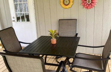 Private Cozy Hideaway with Deck Escape Austin 35mi - Photo 16