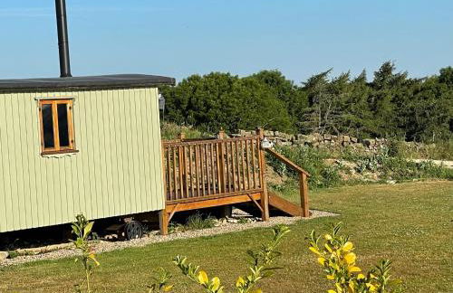 Oakley View Shepherds Hut with hot tub - Photo 37