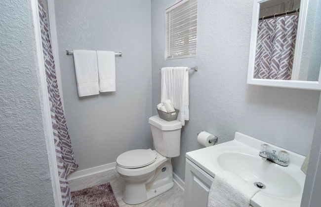 Wonderful 3 BR 2 BA Near Downtown - Photo 13