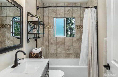 Secluded 4BR Nestled in Woods-Hot Tub/Dog Friendly - Foto 6