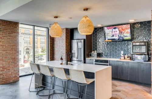 OTR King Bed Free On Site Parking Gym Pool Club Room - Foto 23