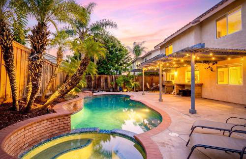 Peaceful Poolside Perfection near Wine Country - Foto 1