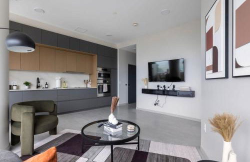 Luxury Downtown King Bed, Rooftop Pool - Photo 26