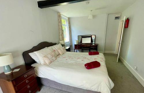 Waterside Cottage - Sleeps 11 on Grand Union Canal - Photo 9