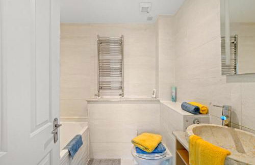 3 Bedroom Mews Home - Clapham Common - Free Private Parking - Sleeps 5 - Newly Refurbished - Sweetpea & Pillow Properties - Foto 25