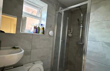 1st Studio Flat With full Private Toilet And Shower With its Own Kitchenette in Keedonwood Road Bromley A Fully Equipped Independent Studio Flat - Photo 66