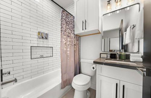 Near DT & Med Center Townhouse WiFi Games Pets - Foto 30