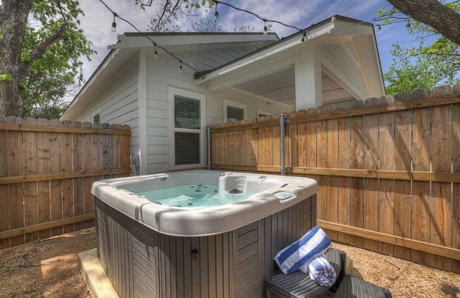 The Grove D With Hot Tub & King Beds - Walk to Main - Foto 23