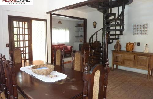 Linda casa em condomínio ecológico de alto padrão a 1h de SP, Terreno de 1500m2 com amplo gramado e piscina, WiFi para Home Office, Área gourmet com churrasqueira, forno de pizza e lareira aconchegante - Foto 12