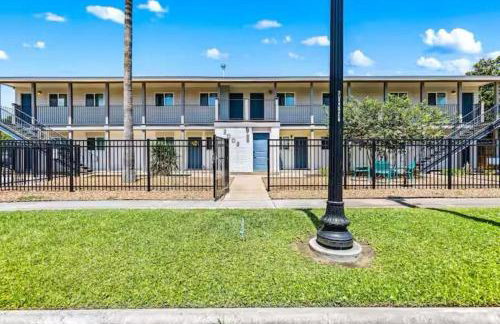 The Tides of Galveston Pet Friendly Walk to Beach - Photo 12