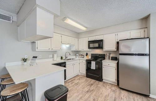 Chic 2B Getaway - 10min to DTWN - W/D, Pool, Prkg - Foto 9