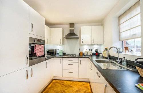 3-Bed Home Chichester with Parking, Ensuite & Garden - Foto 9