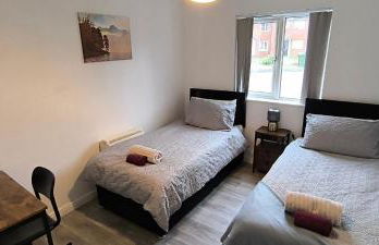 4 beds spacious Apartment, with Parking & WIFI, CHAFFORD HUNDRED, near station & shopping, long stays! - Foto 11