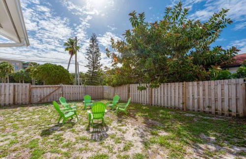 Large pool home and blocks away from the beach - Foto 32