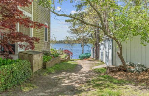 Cottage Oasis by Lake with Kayaks Fire Pit and a Huge Yard - Foto 23