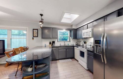 Wonderful Lakefront Home with Yard, Water Views, Central AC, WiFi, Private W/D - Foto 9