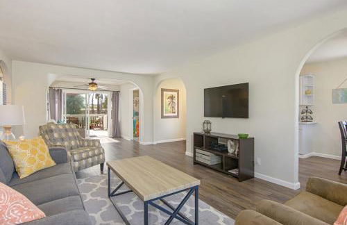 Ultimate Beach Bungalow - 1 block from beach - huge backyard - Foto 9