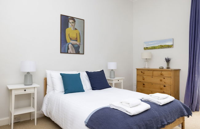 JOIVY 3-Bed Meadows Flat Near Castle & Royal Mile - Photo 4