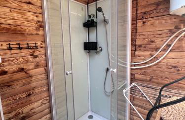 Urocza chatka w lesie nad wodą - Foto 14