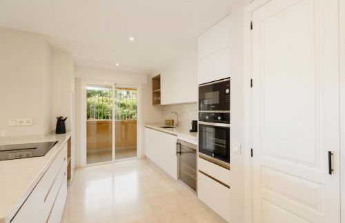 Luxurious frontline golf apartment in Elviria - Photo 32