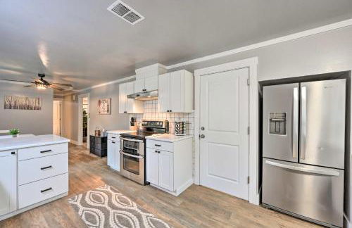 Modern Redmond Home with 2 Fireplaces and Yard! - Foto 8