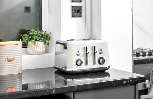 Marcot House Modern 5 bedroom house Solihull 10 mins drive from bhx & nec private off road parking - Foto 67