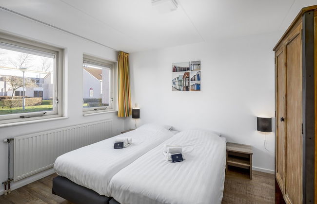 Bungalow in Renesse Near North Sea Beach - Photo 3