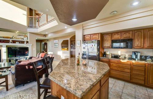 *H* 5BR Home Getaway w/HOT TUB ** - Foto 16