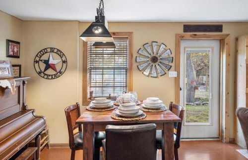 Barndominium with Farm and Firepit near Lake Georgetown - Foto 10