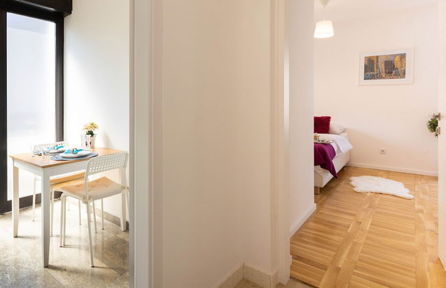 Cozy and Bright Duplex Near City Center - Photo 17