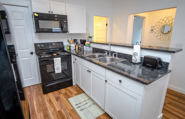 Downtown Remodeled Cozy 2br/1ba Home Sleeps 8 - Photo 10