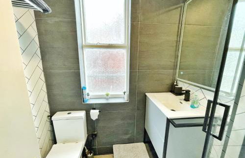 AdeamStays provides Beautiful centrally located 1 and 2 bed apartments on Liverpools Boulevard - Foto 68